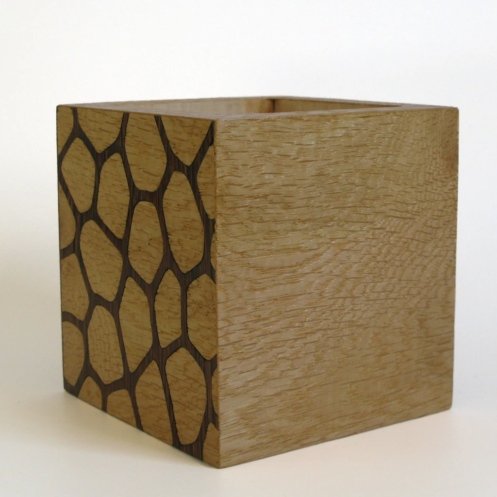 FOCUS Stiftehalter, Seitenflaeche mit zellartigem Muster aus Wenge und Eiche, rechts eine glatte Eichenflaeche