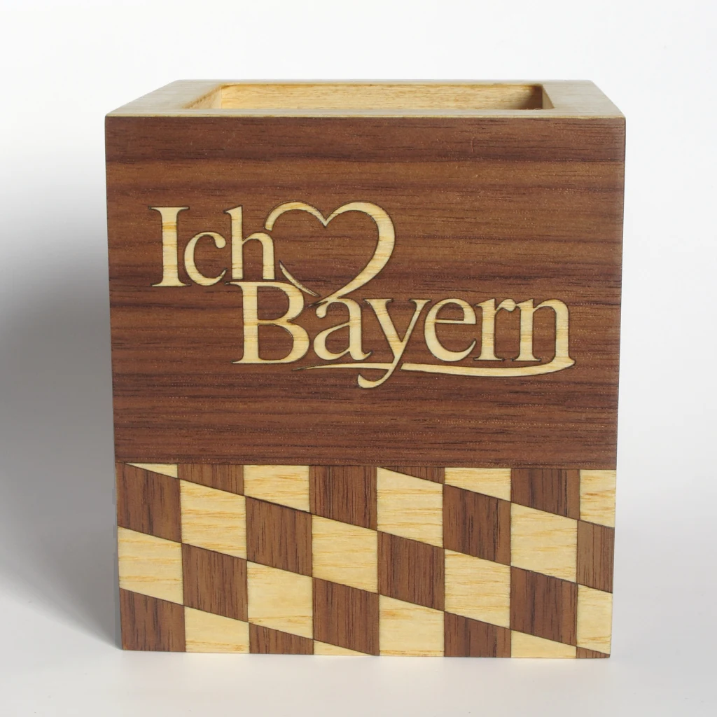 Der Stiftehalter Ich ♥ Bayern in der dunklen Ausfuehrung: Schriftzug Ich ♥ Bayern in hellem Holz auf dunkler Frontflaeche, darunter ein Rautenmuster