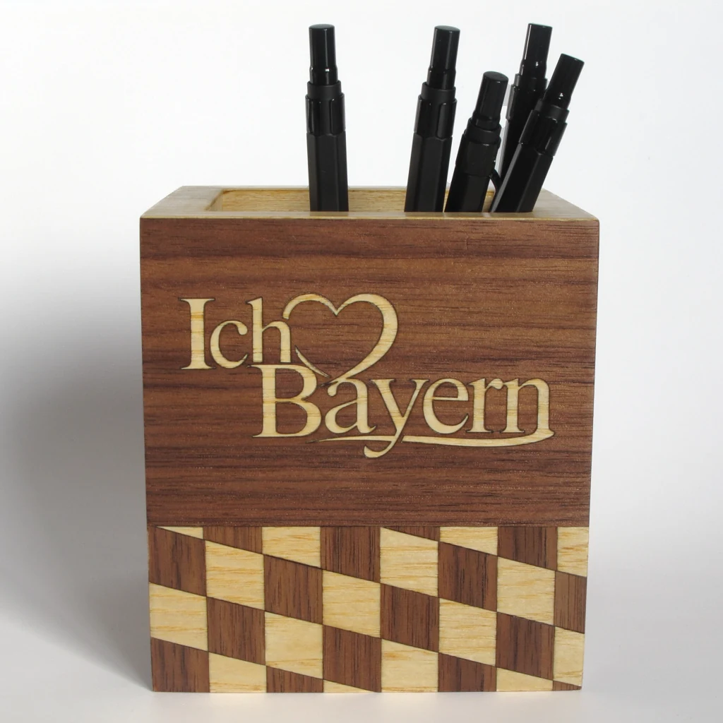 Der Stiftehalter Ich ♥ Bayern mit mehreren schwarzen Stiften im Einsatz