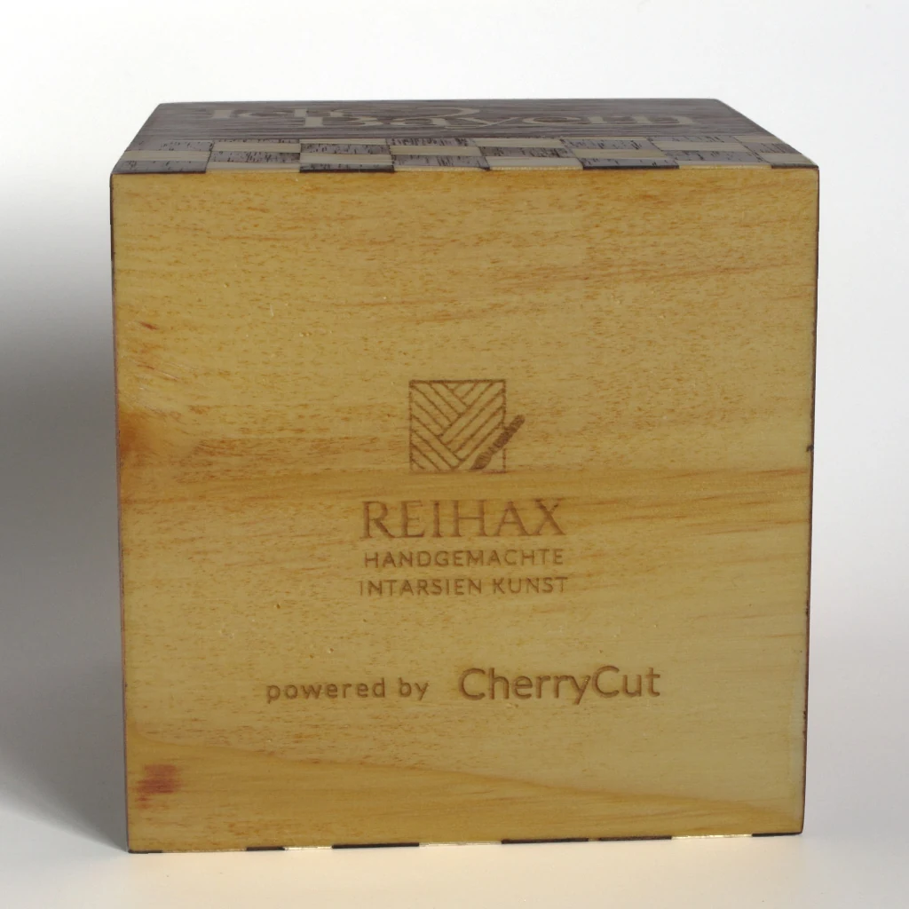 Die Unterseite des Stiftehalters mit dem eingebrannten Reihax-Logo und dem Zusatz powered by CherryCut